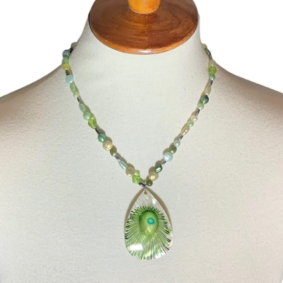 Vintage Shell Collar Necklace with Handpainted Green Peacock Feather Pendant - Picture 5 of 9